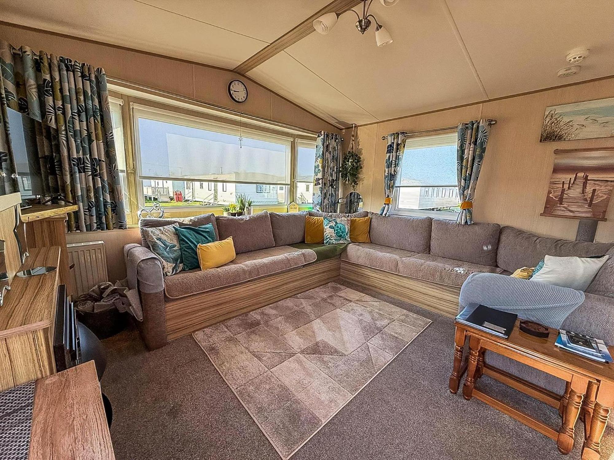 Lovely 6 Berth Caravan With Decking To The Side In Heacham Ref 21040E Exterior foto