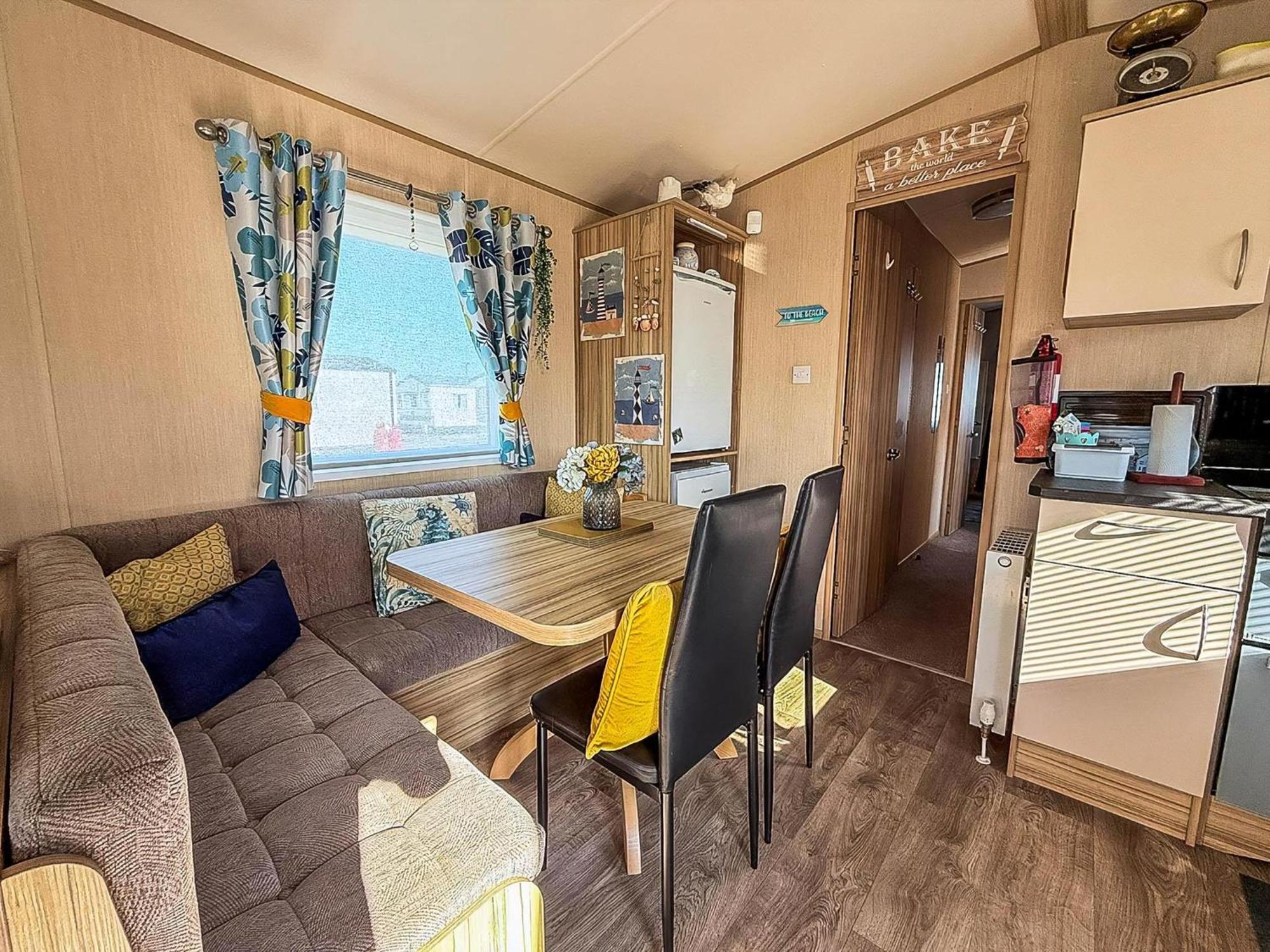 Lovely 6 Berth Caravan With Decking To The Side In Heacham Ref 21040E Exterior foto